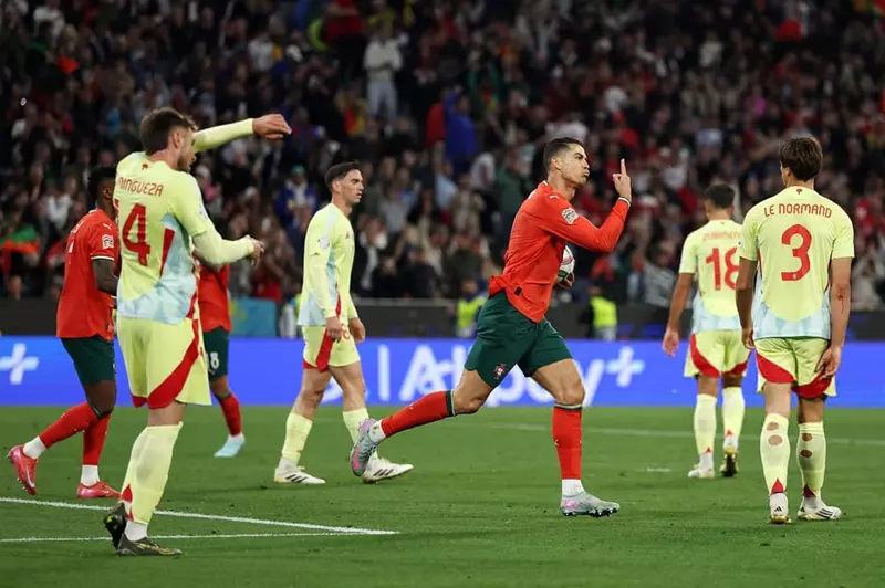 البرتغال تتوج بلقب دوري أمم أوروبا بعد فوزها المثير على إسبانيا برفقة رونالدو (فيديو) البرتغال تتوج بلقب دوري أمم أوروبا بعد فوزها المثير على إسبانيا برفقة رونالدو (فيديو)
