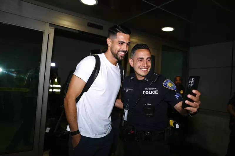 بعثة بورتو تصل إلى أمريكا لتهيئة نفسها للمشاركة في كأس العالم للأندية، منافس الأهلي (صور) بعثة بورتو تصل إلى أمريكا لتهيئة نفسها للمشاركة في كأس العالم للأندية، منافس الأهلي (صور)
