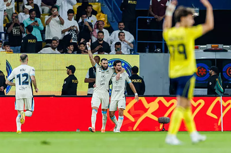 بنزيما يستعيد بريقه أمام النصر بنزيما يستعيد بريقه أمام النصر